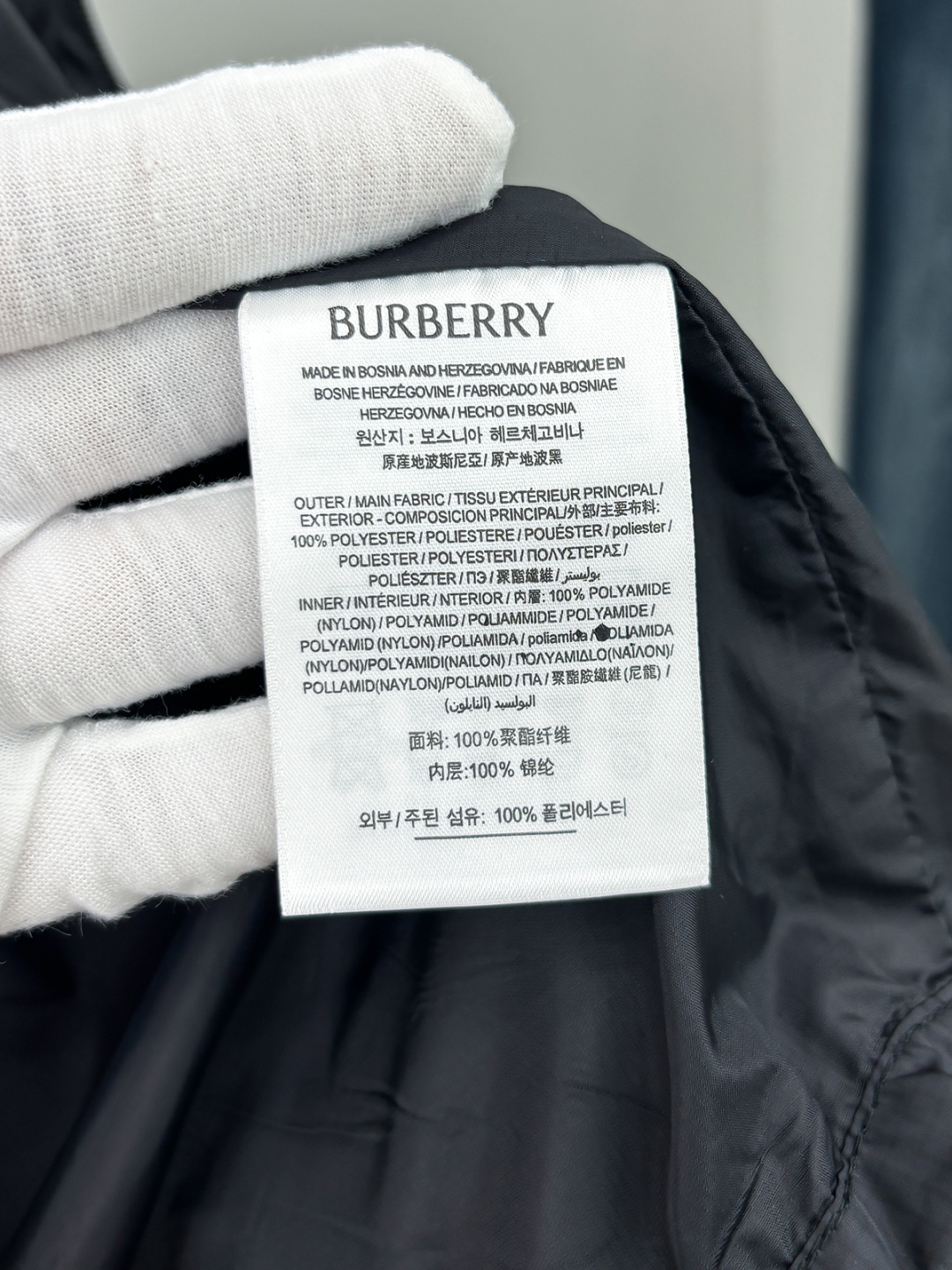 Burber马术骑士徽标 冲锋衣夹克外套面料由高品质的尼龙面料，具有轻盈、LL耐磨、防风防水等特性，非常