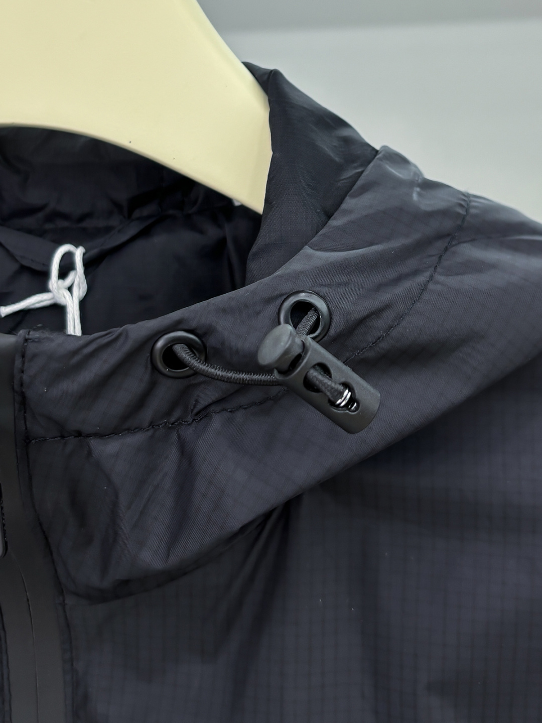 铺排细节 Burber马术骑士徽标 冲锋衣夹克外套面料由高品质的尼龙面料，具有轻盈、LL耐磨、防风防水等