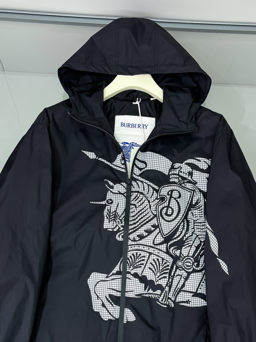 铺排细节 Burber马术骑士徽标 冲锋衣夹克外套面料由高品质的尼龙面料，具有轻盈、LL耐磨、防风防水等