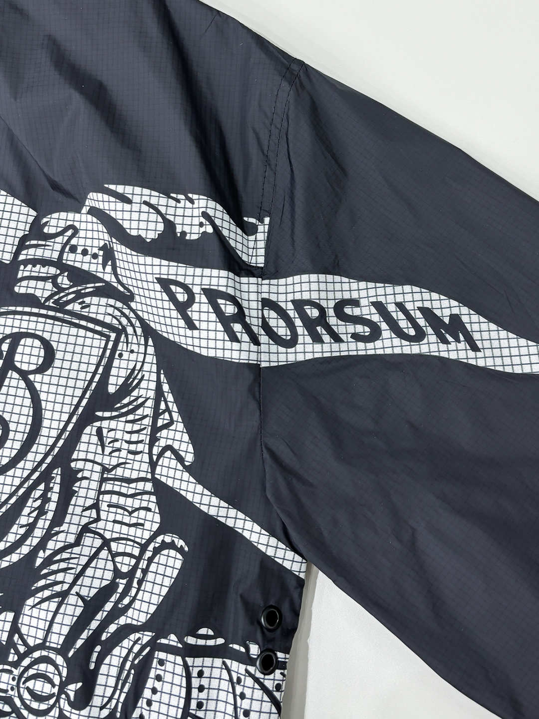 铺排细节 Burber马术骑士徽标 冲锋衣夹克外套面料由高品质的尼龙面料，具有轻盈、LL耐磨、防风防水等