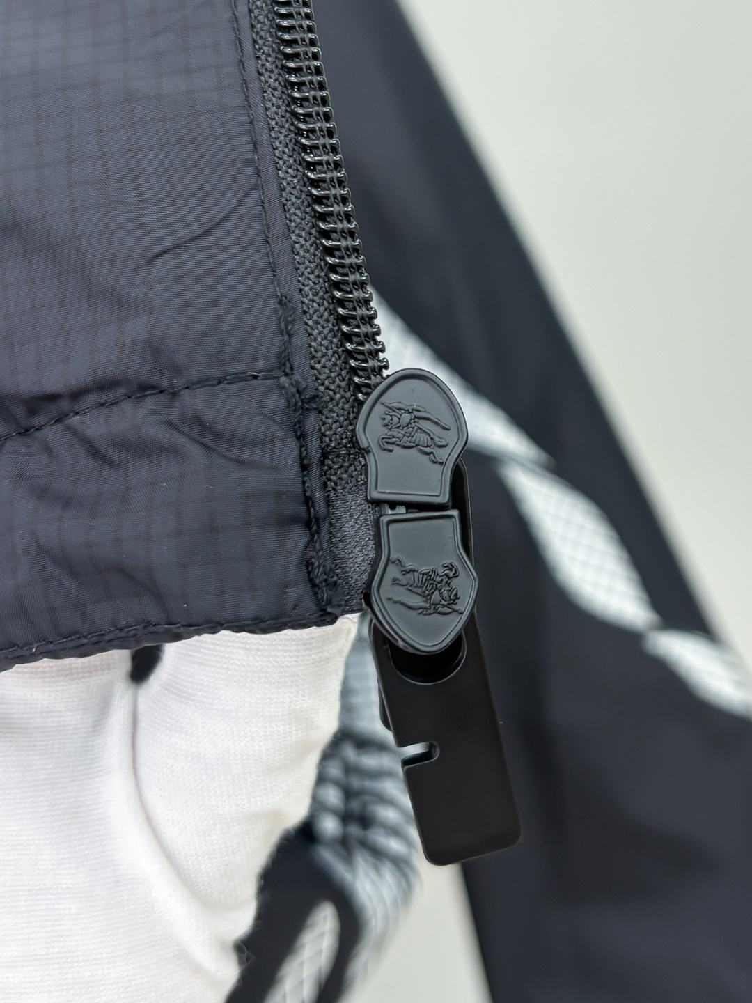 铺排细节 Burber马术骑士徽标 冲锋衣夹克外套面料由高品质的尼龙面料，具有轻盈、LL耐磨、防风防水等