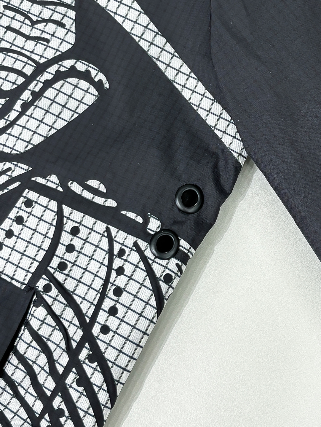 铺排细节 Burber马术骑士徽标 冲锋衣夹克外套面料由高品质的尼龙面料，具有轻盈、LL耐磨、防风防水等