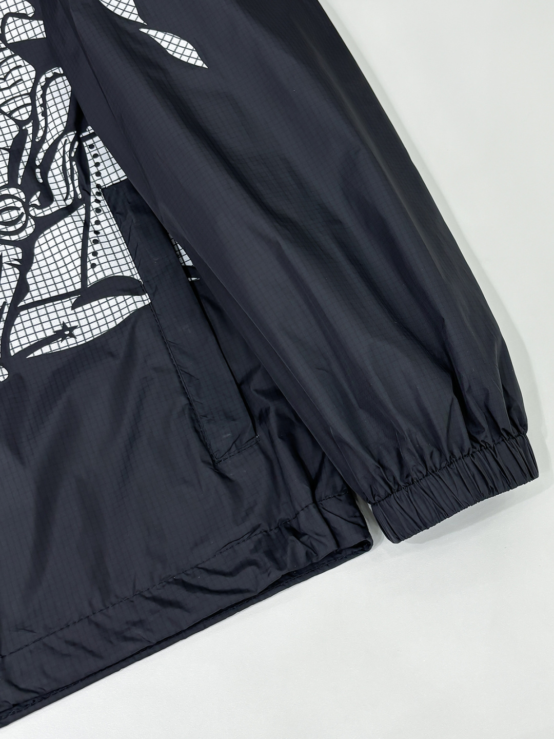 铺排细节 Burber马术骑士徽标 冲锋衣夹克外套面料由高品质的尼龙面料，具有轻盈、LL耐磨、防风防水等