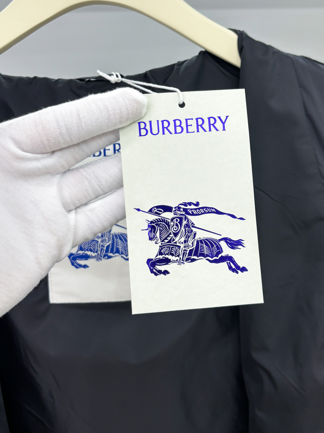 铺排细节 Burber马术骑士徽标 冲锋衣夹克外套面料由高品质的尼龙面料，具有轻盈、LL耐磨、防风防水等