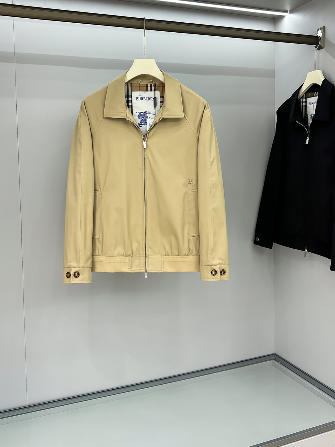 NO:517349,Bur (the latest big logo for the high-end collar) (the version of the right version) 2025FW early autumn new style released Burberry lapel jacket, autumn hot jacket, plaid inner, war horse embroidered jacket, comfortable and slim when worn, lazy and casual, combined with clean and simple colors, it is particularly pleasing to look at, suitable for daily wear~ I love to launch sports items embellished with vitality prints!  Size S-2XL complete three specifications H2025 new model first launch, burberry, burberry, jackets & coats, jackets & coats, alexander wang19860909Bur（高版本领口最新大标）（对版版本）2025FW早秋新款发布巴宝莉翻领夹克外套,秋季爆款外套,格子内里,战马刺绣款外套,穿上就是舒适自在又显瘦的存在,慵懒而随性,结合干净简单的色系就特别耐看,适合日常穿着~倾情推出缀饰活力印花的运动单品！ 尺码S-2XL 三标齐全 H2025新款首发,,burberry,burberry,jackets & coats,jackets & coats,alexander wang,Men's clothing