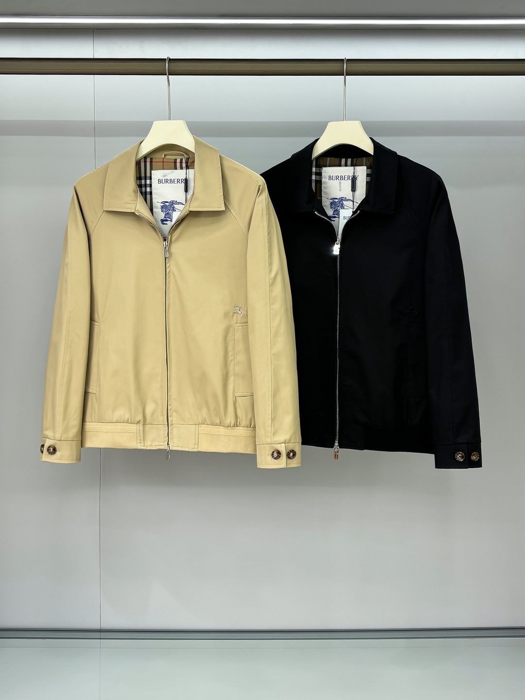 NO:517354,Photo details Bur (the latest big logo for the high-end collar) (the version of the version) 2025FW early autumn new style released Burberry lapel jacket, autumn hot jacket, plaid inner, war horse embroidered jacket, comfortable and slim when worn, lazy and casual, combined with clean and simple colors, it is particularly durable and suitable for daily wear~ I love to launch sports items embellished with vitality prints!  Size S-2XL complete three specifications H2025 new model first launch, burberry, burberry, jackets & coats, jackets & coats, alexander wang19860909合照细节 Bur（高版本领口最新大标）（对版版本）2025FW早秋新款发布巴宝莉翻领夹克外套,秋季爆款外套,格子内里,战马刺绣款外套,穿上就是舒适自在又显瘦的存在,慵懒而随性,结合干净简单的色系就特别耐看,适合日常穿着~倾情推出缀饰活力印花的运动单品！ 尺码S-2XL 三标齐全 H2025新款首发,,burberry,burberry,jackets & coats,jackets & coats,alexander wang,Men's clothing