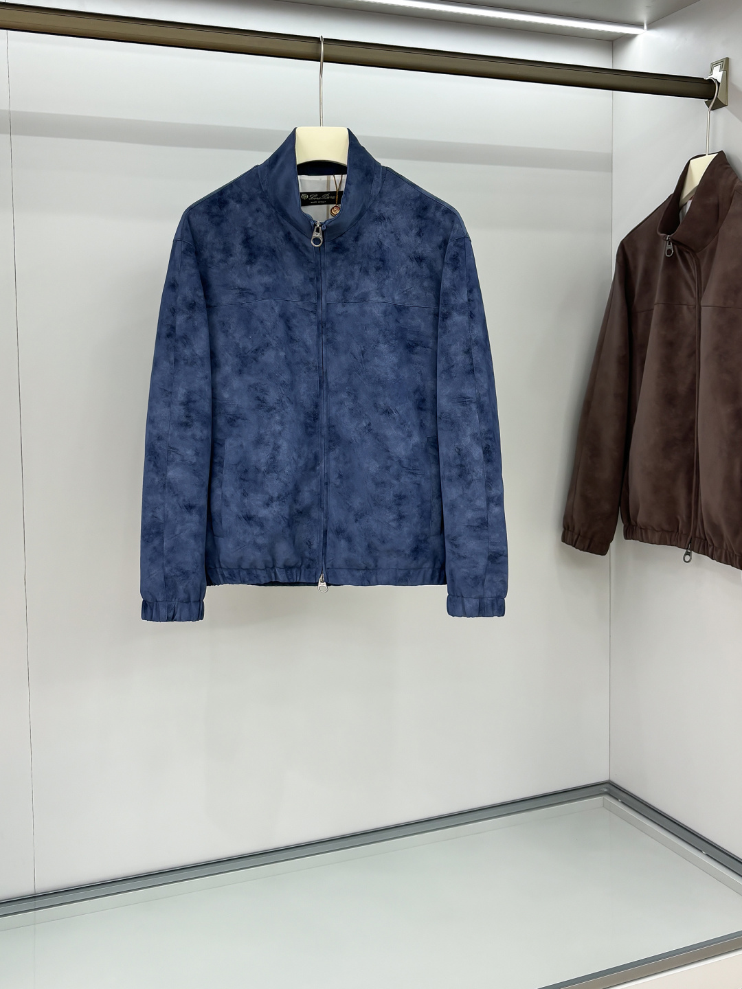 NO:517385,LP Old Qian style classic men's business and casual lapel jacket. Fashion with typical Italian style, trading company's channel products are very exquisite in fabric selection and craftsmanship, which is very consistent with the aesthetic tone of the LP family, low-key and luxurious, elegant and noble. Every detail proves the brand's own sense of high-endness. The Italian minimalist, capable and outdoor functional style are the ultimate interpretation, both solemn and harmonious, and the upper body is full of style!  A treasure-level functional equipment that combines fashion sense and design sense creates unique styling items, improved pilot styling design, classic stand collar design, retro age-reducing and very fashionable, with elastic designs on the cuffs and hem, and Italian customers provide imported suede fabrics. The texture is as delicate as baby's skin. It is crisp and superior, quite elegant and fashionable!  The color matching is light and versatile, the style is cut and neat, and the upper body instantly highlights the spirit. It is full of styles and can easily control various body shapes. It is a jacket that combines business commuting and outdoor leisure. It is an equipment with extremely high attendance rate in practical wear!  Colors and three colors fly together. S-2XL, loro piano, jackets & coats, jackets & coats, chamois leather, alexander wang19860909LP 老钱风 经典男士商务休闲小站领夹克外套.颇具意大利典型风格的时装,贸易公司渠道臻品 在面料选取和工艺方面都相当考究,极符合LP家族美学基调,低调且奢华,优雅且高贵,每一个细节都在力证品牌自身的高级感,通体将意式的极简、干练和户外功能性风格极致诠释,亦庄亦谐,上身型款十足！集时装感与设计感的一款宝藏级功能型装备,塑造出别具一格的造型单品,改良式的飞行员造型设计,经典的站领设计,复古减龄又非常时髦,袖口与下摆运用松紧设计,意大利客供进口麂皮面料.质感如婴儿皮肤一样细腻.挺括性优越,颇为优雅且时髦！配色轻熟百搭,版型剪裁干练利落,上身瞬间凸显出精神感,型款十足,轻松驾驭各种身型,商务通勤与户外休闲完美兼备的一款外套,属于实穿性出勤率极高的一款装备！ 颜色三色齐飞 码数S-2XL,,loro piana,jackets & coats,jackets & coats,chamois leather,alexander wang,Men's clothing