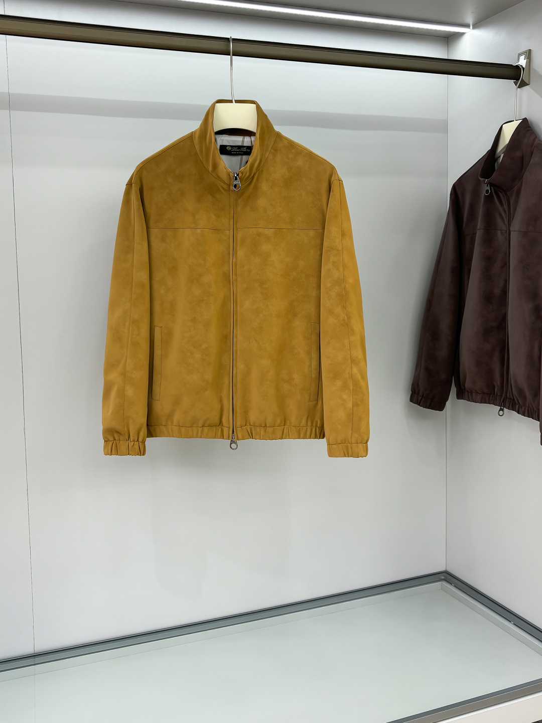 NO:517396,LP Old Qian style classic men's business and casual lapel jacket. Fashion with typical Italian style, trading company's channel products are very exquisite in fabric selection and craftsmanship, which is very consistent with the aesthetic tone of the LP family, low-key and luxurious, elegant and noble. Every detail proves the brand's own sense of high-endness. The Italian minimalist, capable and outdoor functional style are the ultimate interpretation, both solemn and harmonious, and the upper body is full of style!  A treasure-level functional equipment that combines fashion sense and design sense creates unique styling items, improved pilot styling design, classic stand collar design, retro age-reducing and very fashionable, with elastic designs on the cuffs and hem, and Italian customers provide imported suede fabrics. The texture is as delicate as baby's skin. It is crisp and superior, quite elegant and fashionable!  The color matching is light and versatile, the style is cut and neat, and the upper body instantly highlights the spirit. It is full of styles and can easily control various body shapes. It is a jacket that combines business commuting and outdoor leisure. It is an equipment with extremely high attendance rate in practical wear!  Colors and three colors fly together. S-2XL, loro piano, jackets & coats, jackets & coats, chamois leather, alexander wang19860909LP 老钱风 经典男士商务休闲小站领夹克外套.颇具意大利典型风格的时装,贸易公司渠道臻品 在面料选取和工艺方面都相当考究,极符合LP家族美学基调,低调且奢华,优雅且高贵,每一个细节都在力证品牌自身的高级感,通体将意式的极简、干练和户外功能性风格极致诠释,亦庄亦谐,上身型款十足！集时装感与设计感的一款宝藏级功能型装备,塑造出别具一格的造型单品,改良式的飞行员造型设计,经典的站领设计,复古减龄又非常时髦,袖口与下摆运用松紧设计,意大利客供进口麂皮面料.质感如婴儿皮肤一样细腻.挺括性优越,颇为优雅且时髦！配色轻熟百搭,版型剪裁干练利落,上身瞬间凸显出精神感,型款十足,轻松驾驭各种身型,商务通勤与户外休闲完美兼备的一款外套,属于实穿性出勤率极高的一款装备！ 颜色三色齐飞 码数S-2XL,,loro piana,jackets & coats,jackets & coats,chamois leather,alexander wang,Men's clothing