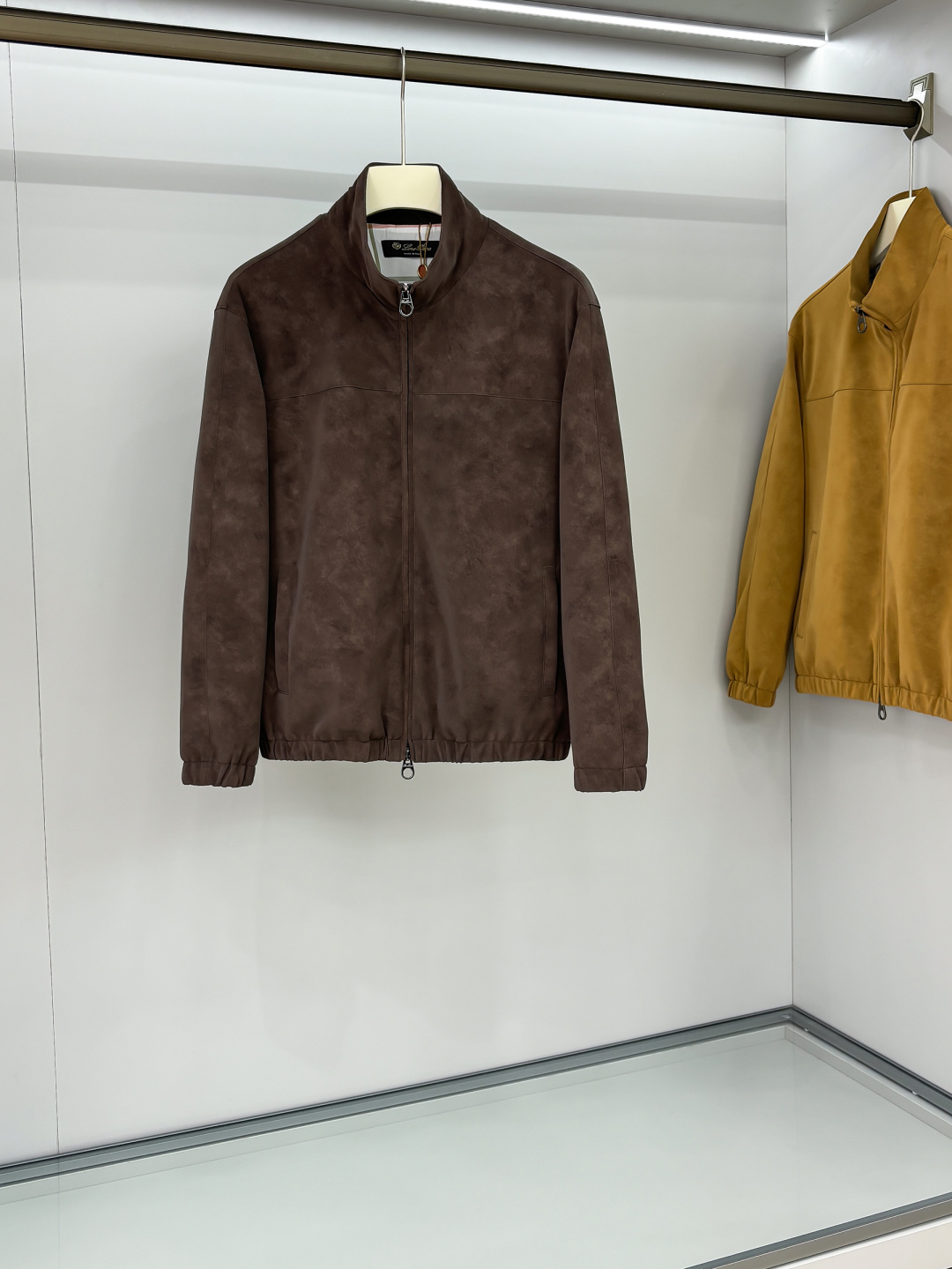 NO:517391,LP Old Qian style classic men's business and casual lapel jacket. Fashion with typical Italian style, trading company's channel products are very exquisite in fabric selection and craftsmanship, which is very consistent with the aesthetic tone of the LP family, low-key and luxurious, elegant and noble. Every detail proves the brand's own sense of high-endness. The Italian minimalist, capable and outdoor functional style are the ultimate interpretation, both solemn and harmonious, and the upper body is full of style!  A treasure-level functional equipment that combines fashion sense and design sense creates unique styling items, improved pilot styling design, classic stand collar design, retro age-reducing and very fashionable, with elastic designs on the cuffs and hem, and Italian customers provide imported suede fabrics. The texture is as delicate as baby's skin. It is crisp and superior, quite elegant and fashionable!  The color matching is light and versatile, the style is cut and neat, and the upper body instantly highlights the spirit. It is full of styles and can easily control various body shapes. It is a jacket that combines business commuting and outdoor leisure. It is an equipment with extremely high attendance rate in practical wear!  Colors and three colors fly together. S-2XL, loro piano, jackets & coats, jackets & coats, chamois leather, alexander wang19860909LP 老钱风 经典男士商务休闲小站领夹克外套.颇具意大利典型风格的时装,贸易公司渠道臻品 在面料选取和工艺方面都相当考究,极符合LP家族美学基调,低调且奢华,优雅且高贵,每一个细节都在力证品牌自身的高级感,通体将意式的极简、干练和户外功能性风格极致诠释,亦庄亦谐,上身型款十足！集时装感与设计感的一款宝藏级功能型装备,塑造出别具一格的造型单品,改良式的飞行员造型设计,经典的站领设计,复古减龄又非常时髦,袖口与下摆运用松紧设计,意大利客供进口麂皮面料.质感如婴儿皮肤一样细腻.挺括性优越,颇为优雅且时髦！配色轻熟百搭,版型剪裁干练利落,上身瞬间凸显出精神感,型款十足,轻松驾驭各种身型,商务通勤与户外休闲完美兼备的一款外套,属于实穿性出勤率极高的一款装备！ 颜色三色齐飞 码数S-2XL,,loro piana,jackets & coats,jackets & coats,chamois leather,alexander wang,Men's clothing