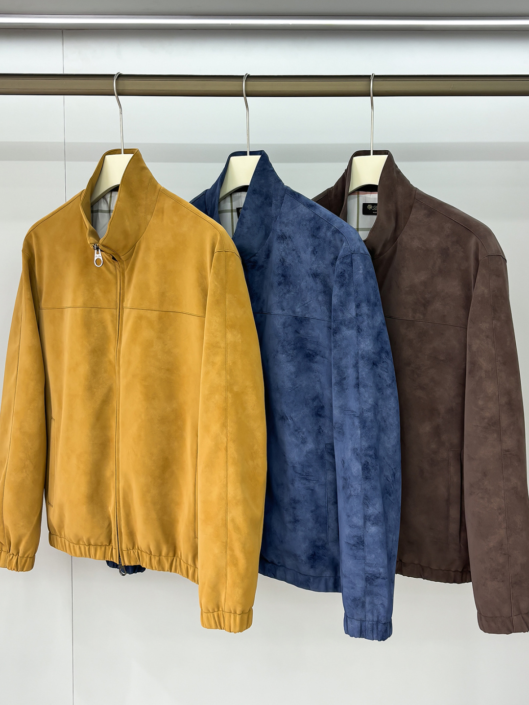 NO:517398,Photo details LP Lao Qian style Classic men's business and casual lapel jacket. Fashion with typical Italian style, trading company's channel products are very exquisite in fabric selection and craftsmanship, which is very consistent with the aesthetic tone of the LP family, low-key and luxurious, elegant and noble. Every detail proves the brand's own sense of high-endness. The Italian minimalist, capable and outdoor functional style are the ultimate interpretation, both solemn and harmonious, and the upper body is full of style!  A treasure-level functional equipment that combines fashion sense and design sense creates unique styling items, improved pilot styling design, classic stand collar design, retro age-reducing and very fashionable, with elastic designs on the cuffs and hem, and Italian customers provide imported suede fabrics. The texture is as delicate as baby's skin. It is crisp and superior, quite elegant and fashionable!  The color matching is light and versatile, the style is cut and neat, and the upper body instantly highlights the spirit. It is full of styles and can easily control various body shapes. It is a jacket that combines business commuting and outdoor leisure. It is an equipment with extremely high attendance rate in practical wear!  Colors and three colors fly together. S-2XL, loro piano, jackets & coats, jackets & coats, chamois leather, alexander wang19860909合照细节 LP 老钱风 经典男士商务休闲小站领夹克外套.颇具意大利典型风格的时装,贸易公司渠道臻品 在面料选取和工艺方面都相当考究,极符合LP家族美学基调,低调且奢华,优雅且高贵,每一个细节都在力证品牌自身的高级感,通体将意式的极简、干练和户外功能性风格极致诠释,亦庄亦谐,上身型款十足！集时装感与设计感的一款宝藏级功能型装备,塑造出别具一格的造型单品,改良式的飞行员造型设计,经典的站领设计,复古减龄又非常时髦,袖口与下摆运用松紧设计,意大利客供进口麂皮面料.质感如婴儿皮肤一样细腻.挺括性优越,颇为优雅且时髦！配色轻熟百搭,版型剪裁干练利落,上身瞬间凸显出精神感,型款十足,轻松驾驭各种身型,商务通勤与户外休闲完美兼备的一款外套,属于实穿性出勤率极高的一款装备！ 颜色三色齐飞 码数S-2XL,,loro piana,jackets & coats,jackets & coats,chamois leather,alexander wang,Men's clothing