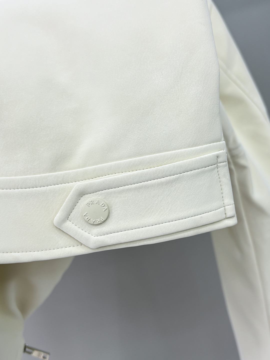 FWPra-匠心织梦✨源自意大利系列，以匠心独运，经典三角标为您打造不凡的衣橱新宠。2025双色西装外套