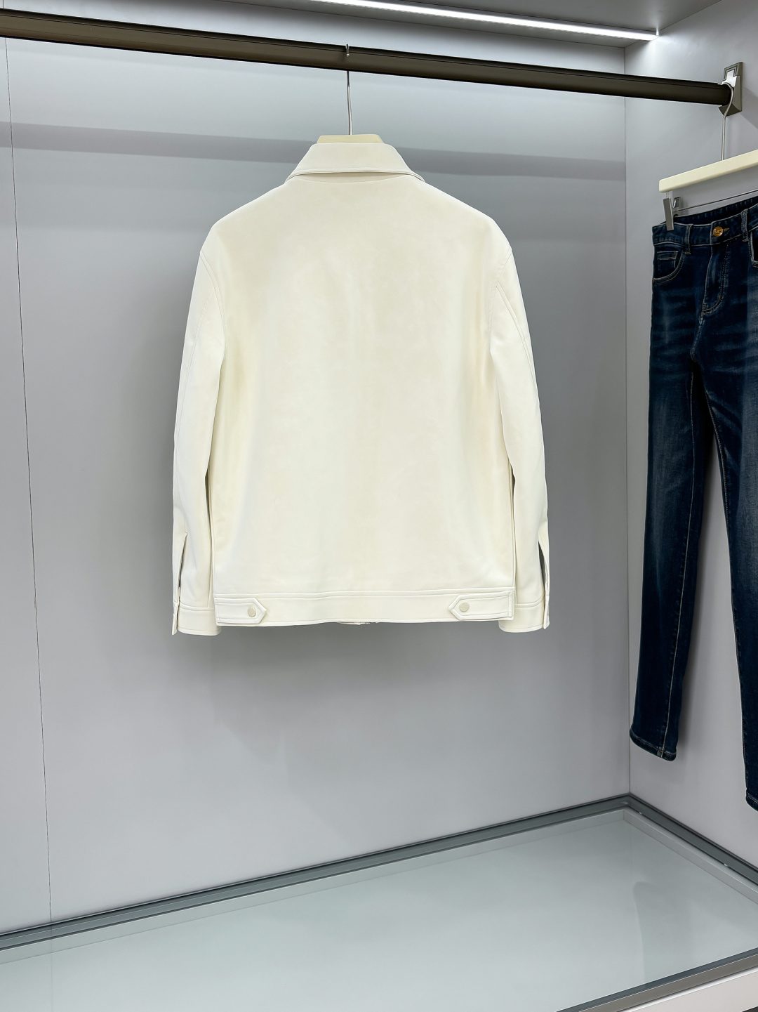 FWPra-匠心织梦✨源自意大利系列，以匠心独运，经典三角标为您打造不凡的衣橱新宠。2025双色西装外套