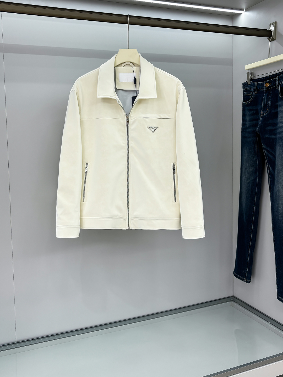 NO:517381,FWPra - Craftsmanship Dream Weaving comes from the Italian series, with ingenious craftsmanship and classic triangle marks to create an extraordinary new favorite for you. The 2025 two-color suit jacket, imported suede fabric, simulates an unexpected touch, as smooth and soft as baby's skin. It shows luxurious luster in low-key; every inch outlines the three-dimensional texture. Makes simplicity not simple. The minimalist reveals a sense of high-end feeling, like the finishing touch, making every turn your mind the focus. Delicate and luxurious, showing the charm of the brand. Color Black and white Size S-2XL,,prada, jackets & coats,business suit,chamois leather,alexander wang19860909FWPra-匠心织梦源自意大利系列,以匠心独运,经典三角标为您打造不凡的衣橱新宠. 2025双色西装外套,进口麂皮面料,模拟出超乎想象的手感,如婴儿肌肤一样细滑柔软.低调中彰显奢华光泽；每一寸都勾勒出立体肌理感.让简约不简单.极简中透出高级感,如同画龙点睛,让您的每一次转身都成为焦点.细腻奢华,尽显品牌魅力. 颜色 黑色白色 尺码S-2XL,,prada,jackets & coats,business suit,chamois leather,alexander wang,Men's clothing