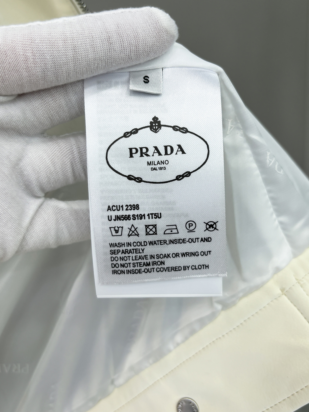 FWPra-匠心织梦✨源自意大利系列，以匠心独运，经典三角标为您打造不凡的衣橱新宠。2025双色西装外套