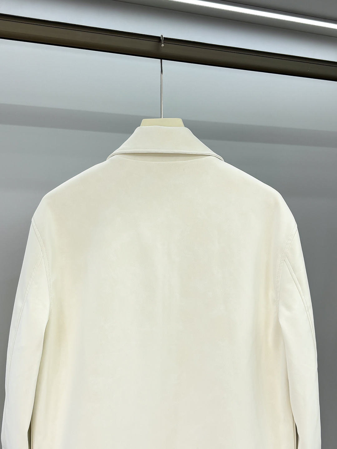 FWPra-匠心织梦✨源自意大利系列，以匠心独运，经典三角标为您打造不凡的衣橱新宠。2025双色西装外套