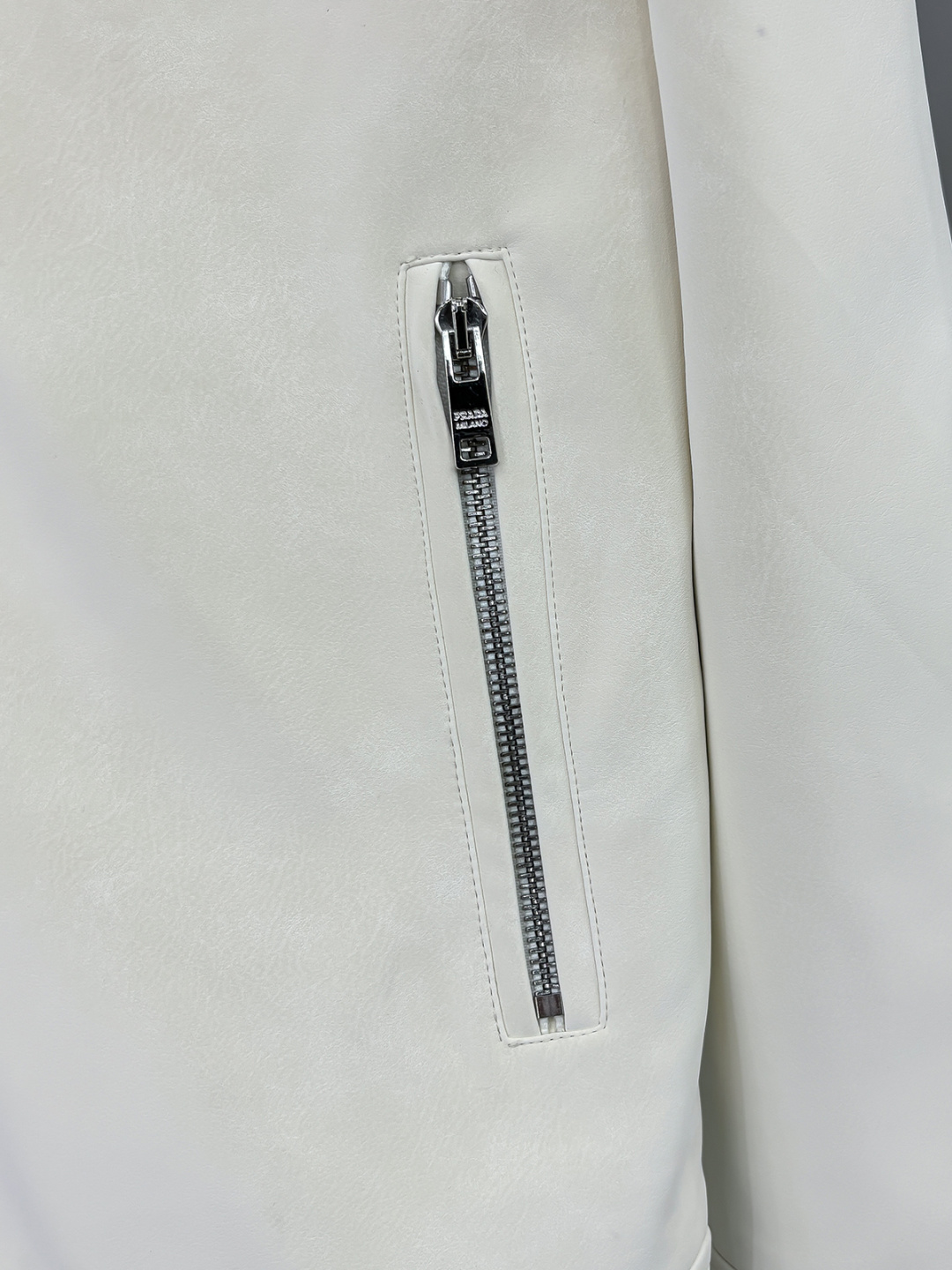 FWPra-匠心织梦✨源自意大利系列，以匠心独运，经典三角标为您打造不凡的衣橱新宠。2025双色西装外套