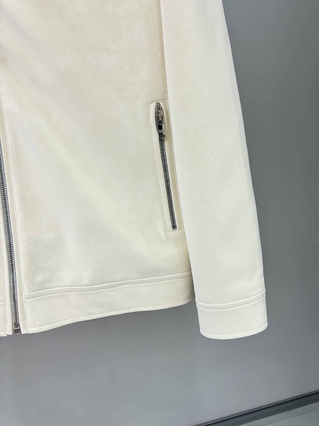 FWPra-匠心织梦✨源自意大利系列，以匠心独运，经典三角标为您打造不凡的衣橱新宠。2025双色西装外套