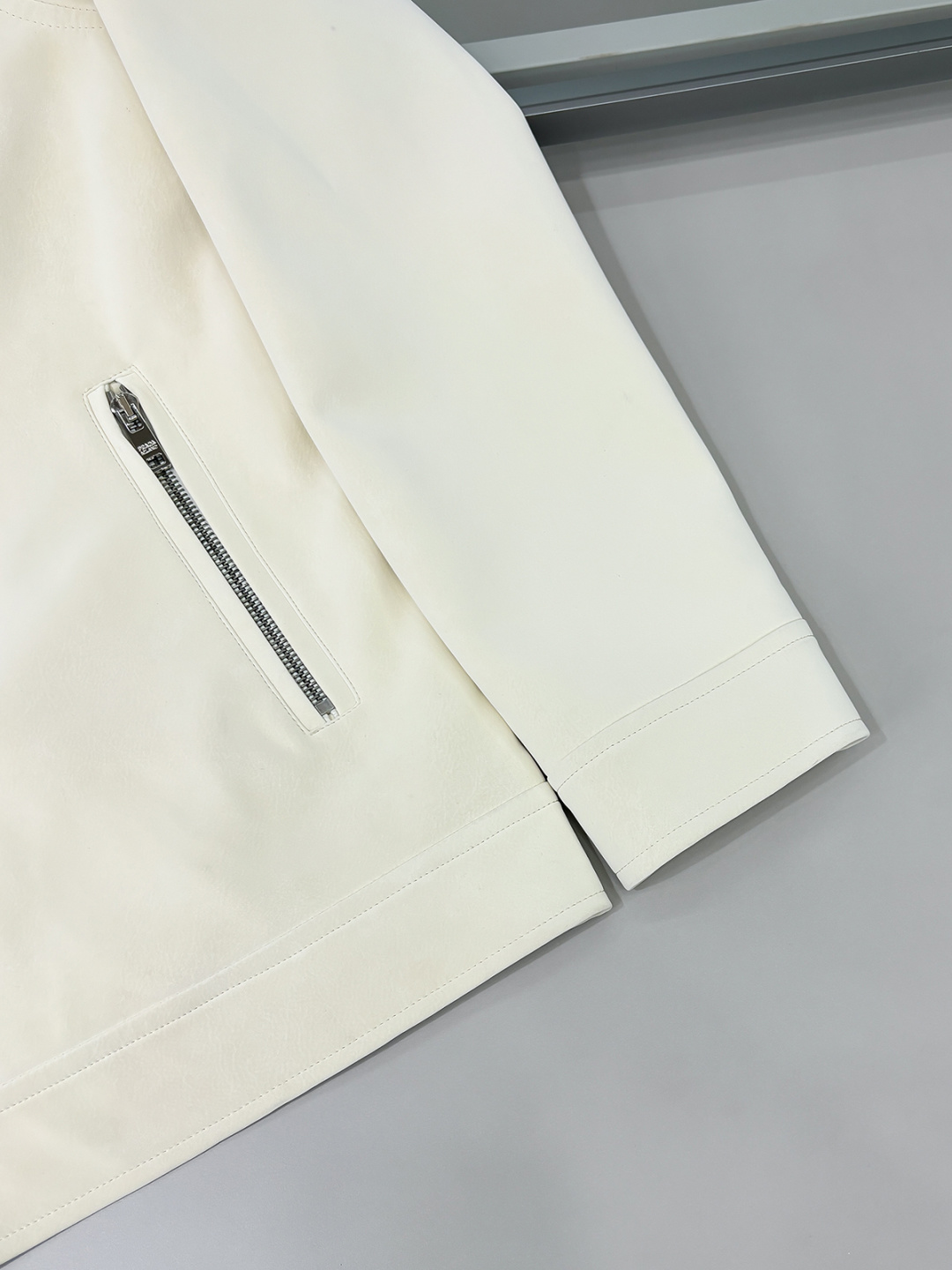 FWPra-匠心织梦✨源自意大利系列，以匠心独运，经典三角标为您打造不凡的衣橱新宠。2025双色西装外套