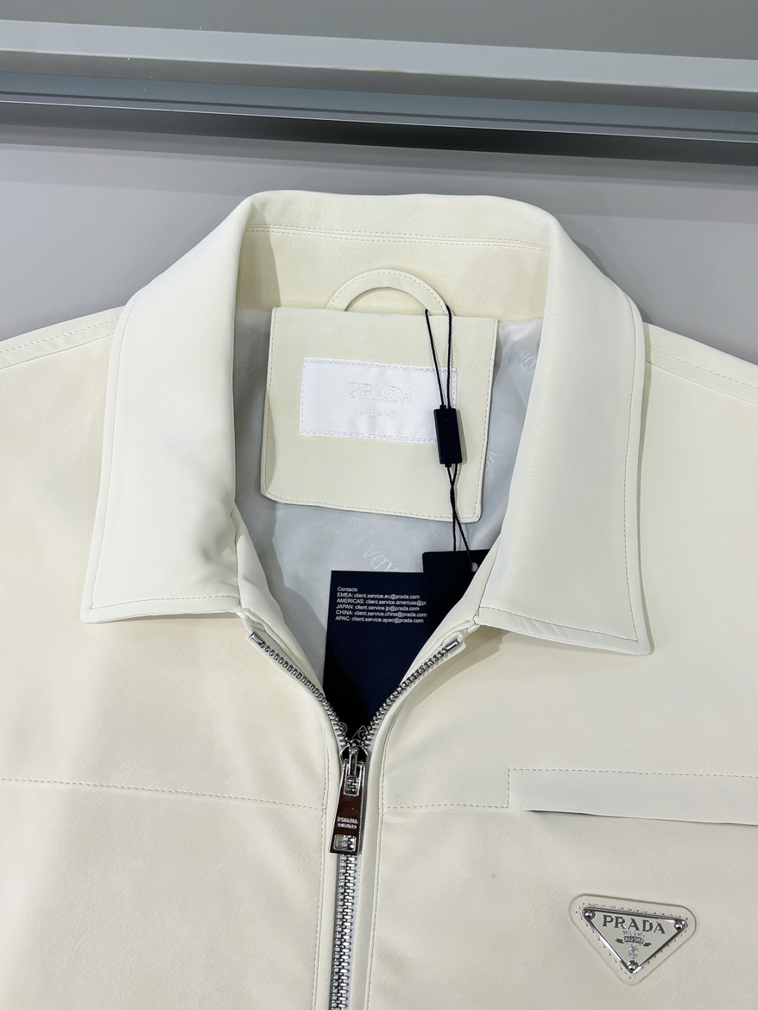 FWPra-匠心织梦✨源自意大利系列，以匠心独运，经典三角标为您打造不凡的衣橱新宠。2025双色西装外套