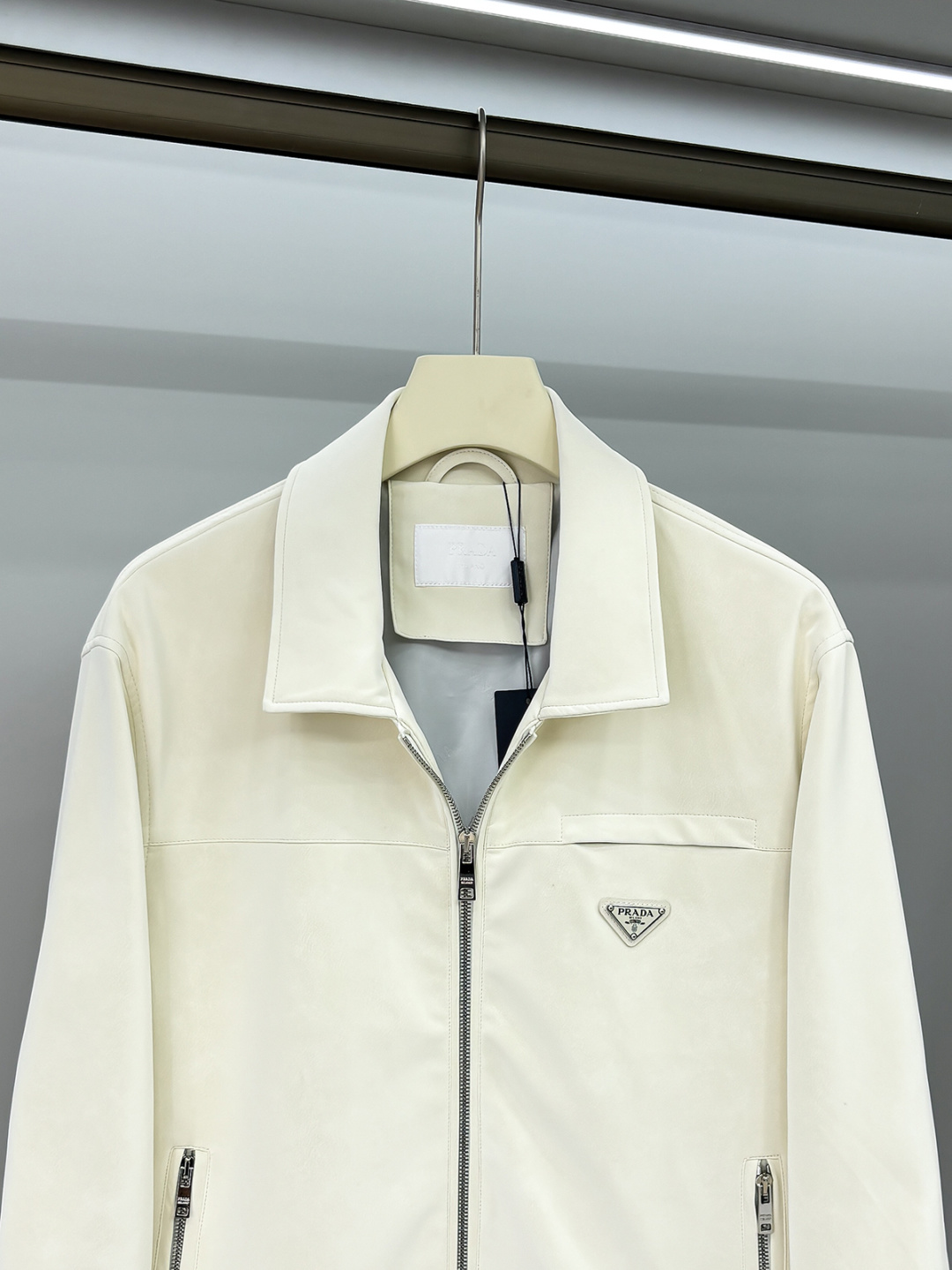 FWPra-匠心织梦✨源自意大利系列，以匠心独运，经典三角标为您打造不凡的衣橱新宠。2025双色西装外套