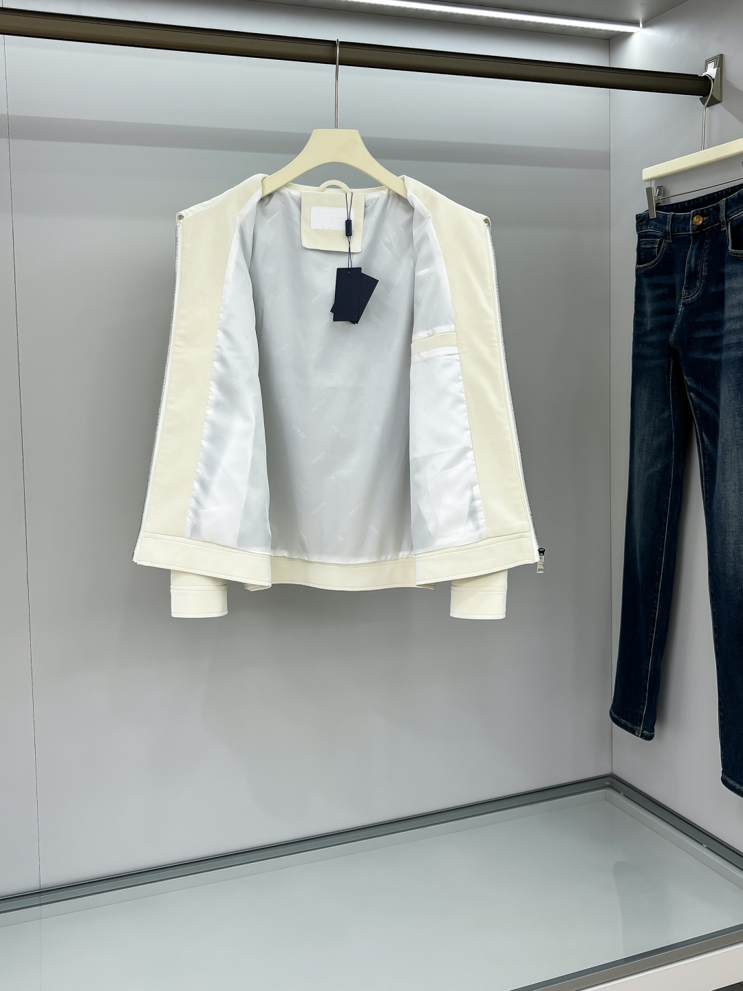 FWPra-匠心织梦✨源自意大利系列，以匠心独运，经典三角标为您打造不凡的衣橱新宠。2025双色西装外套