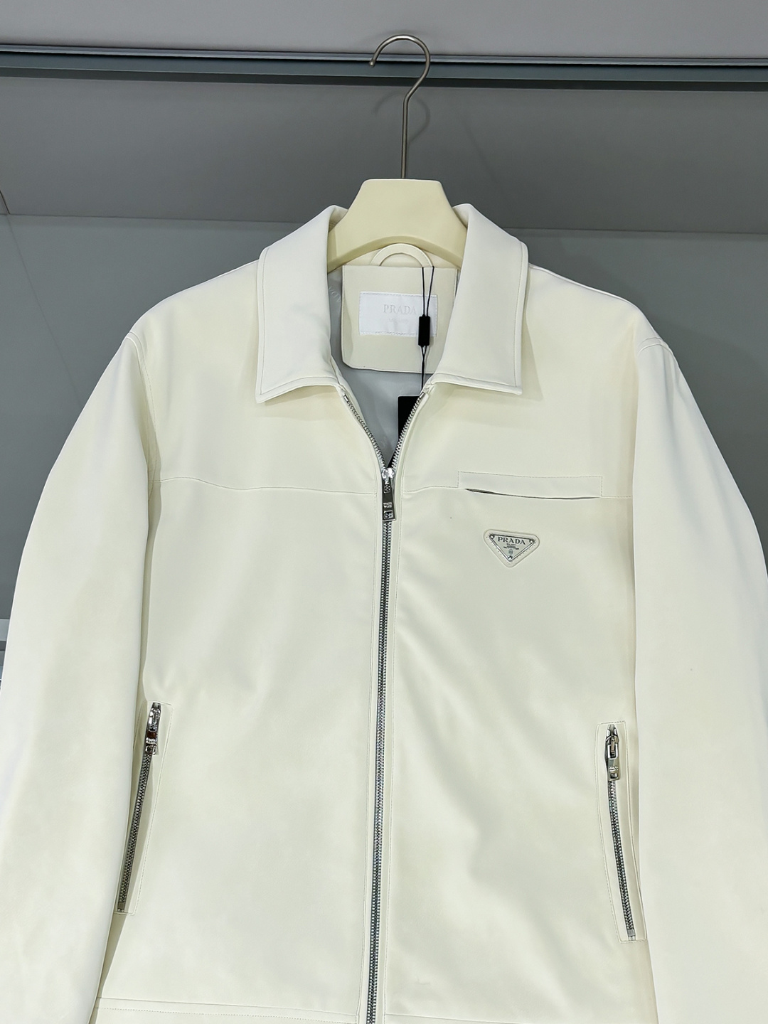 铺拍细节 FWPra-匠心织梦✨源自意大利系列，以匠心独运，经典三角标为您打造不凡的衣橱新宠。2025双