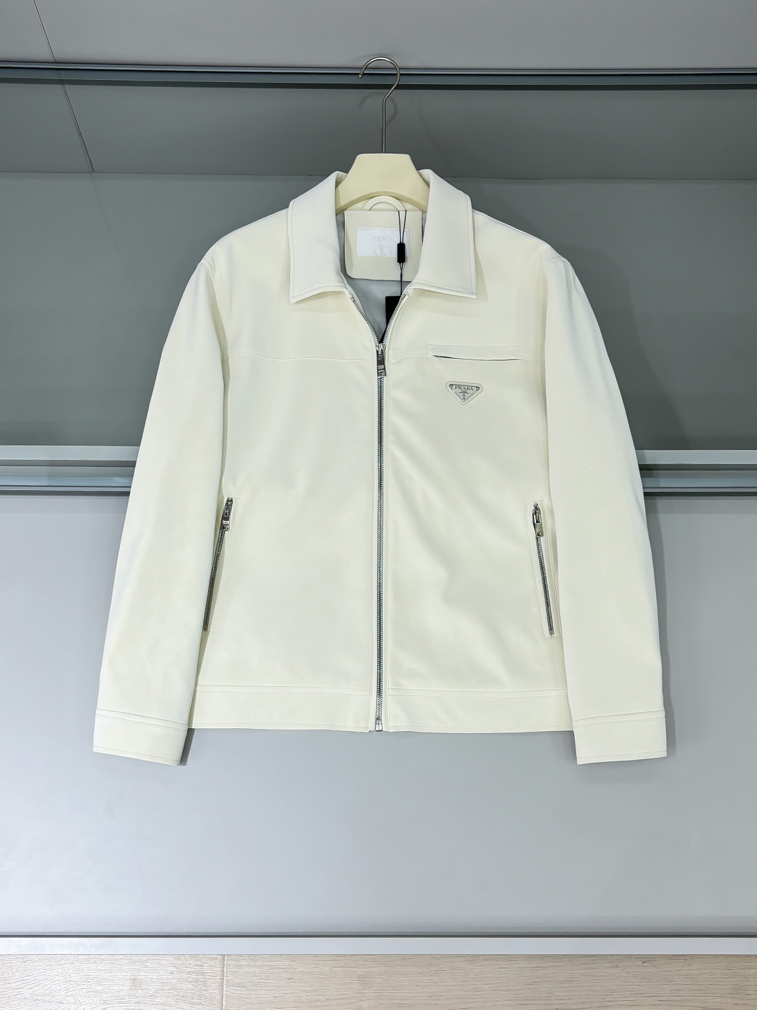 NO:517346,Details of the photo FWPra - Craftsmanship Dream Weaving comes from the Italian series, with its ingenious and classic triangle marks to create an extraordinary new favorite for you. The 2025 two-color suit jacket, imported suede fabric, simulates an unexpected touch, as smooth and soft as baby's skin. It shows luxurious luster in low-key; every inch outlines the three-dimensional texture. Makes simplicity not simple. The minimalist reveals a sense of high-end feeling, like the finishing touch, making every turn your mind the focus. Delicate and luxurious, showing the brand charm. Color Black and white Size S-2XL,,prada, jackets & coats,business suit,chamois leather,alexander wang19860909铺拍细节 FWPra-匠心织梦源自意大利系列,以匠心独运,经典三角标为您打造不凡的衣橱新宠. 2025双色西装外套,进口麂皮面料,模拟出超乎想象的手感,如婴儿肌肤一样细滑柔软.低调中彰显奢华光泽；每一寸都勾勒出立体肌理感.让简约不简单.极简中透出高级感,如同画龙点睛,让您的每一次转身都成为焦点.细腻奢华,尽显品牌魅力. 颜色 黑色白色 尺码S-2XL,,prada,jackets & coats,business suit,chamois leather,alexander wang,Men's clothing