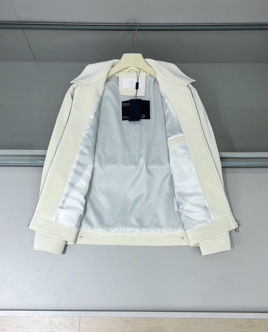 铺拍细节 FWPra-匠心织梦✨源自意大利系列，以匠心独运，经典三角标为您打造不凡的衣橱新宠。2025双