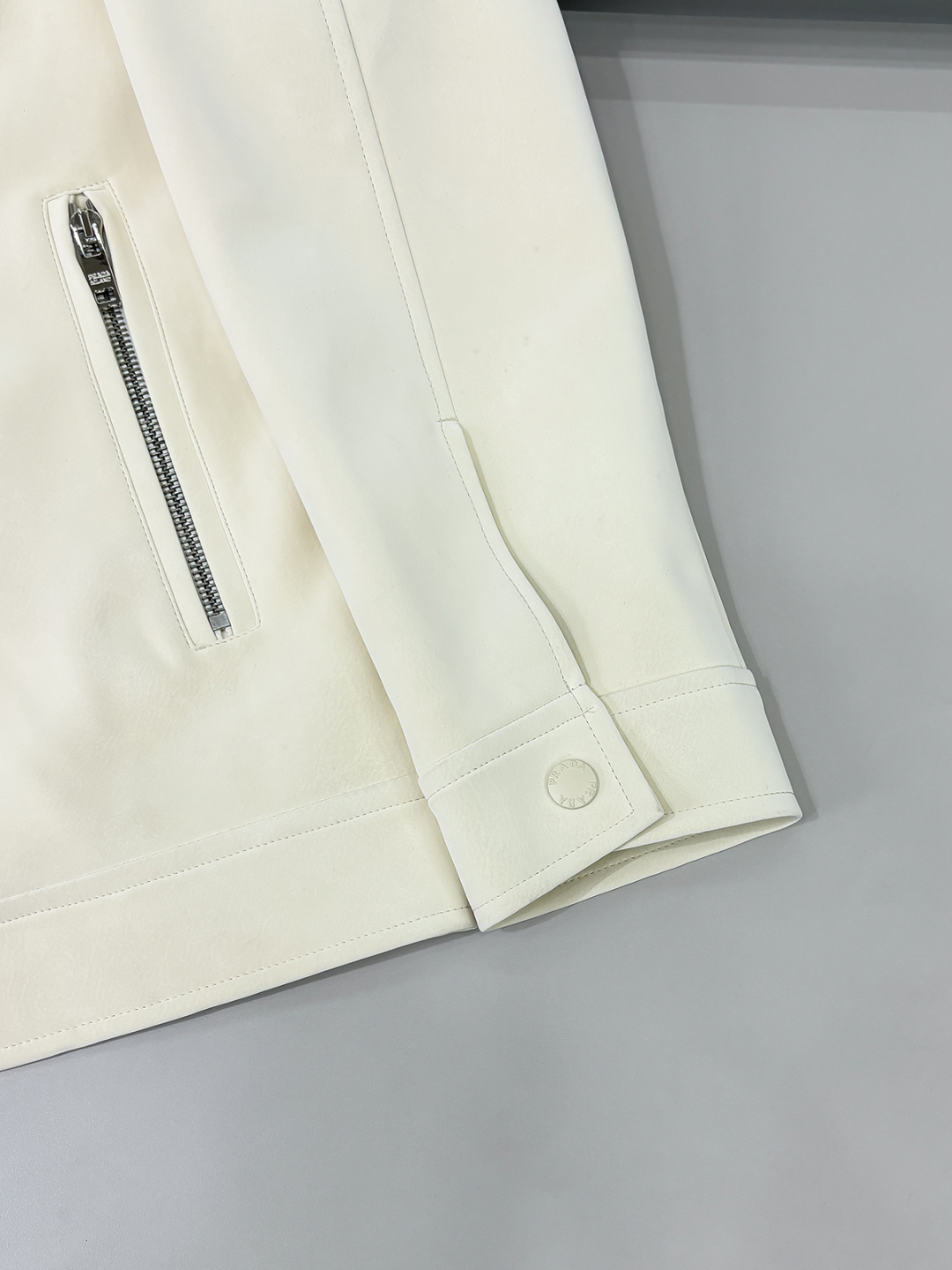 铺拍细节 FWPra-匠心织梦✨源自意大利系列，以匠心独运，经典三角标为您打造不凡的衣橱新宠。2025双