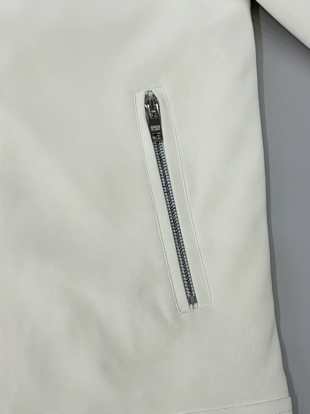 铺拍细节 FWPra-匠心织梦✨源自意大利系列，以匠心独运，经典三角标为您打造不凡的衣橱新宠。2025双