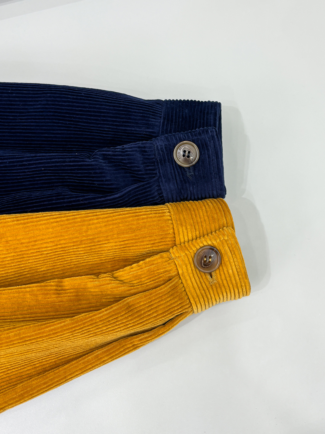 合照细节 FW2025男女同款Miu缪最美灯芯绒翻领夹克外套 logo字母贴布夹克外套 真的是太懂时尚了