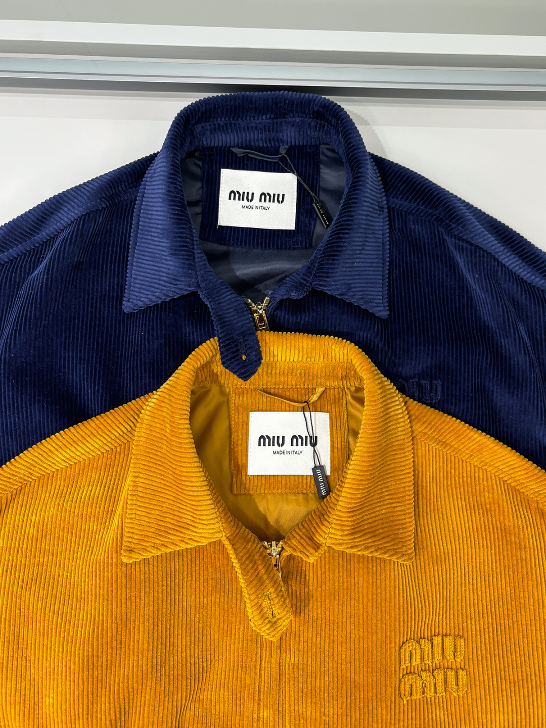 合照细节 FW2025男女同款Miu缪最美灯芯绒翻领夹克外套 logo字母贴布夹克外套 真的是太懂时尚了