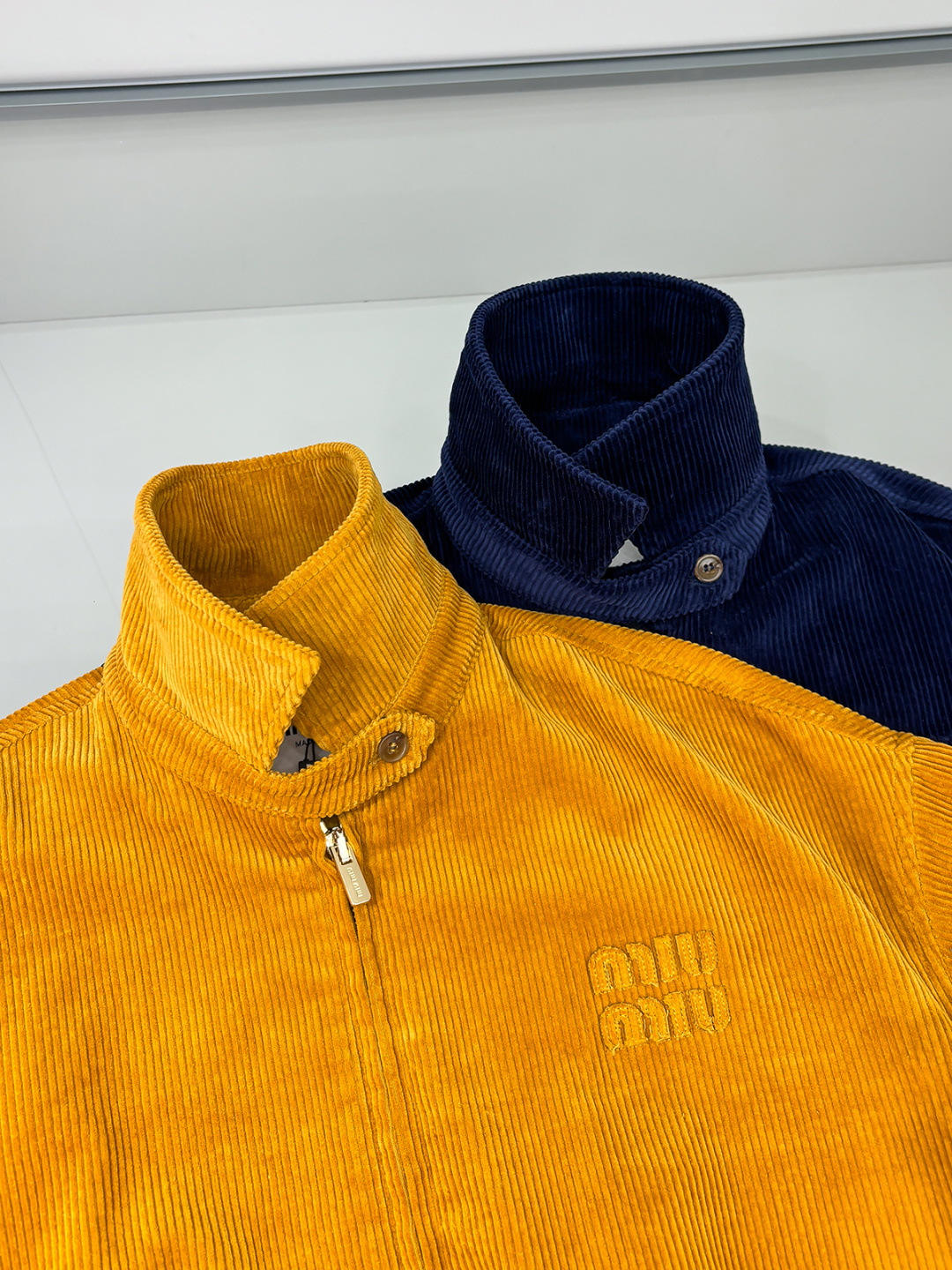 合照细节 FW2025男女同款Miu缪最美灯芯绒翻领夹克外套 logo字母贴布夹克外套 真的是太懂时尚了