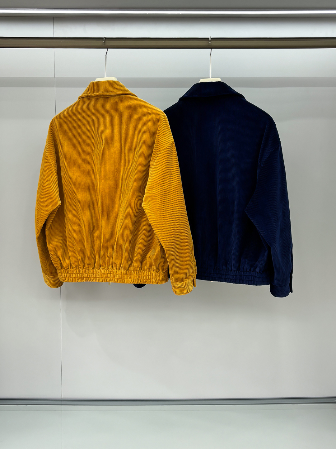 合照细节 FW2025男女同款Miu缪最美灯芯绒翻领夹克外套 logo字母贴布夹克外套 真的是太懂时尚了