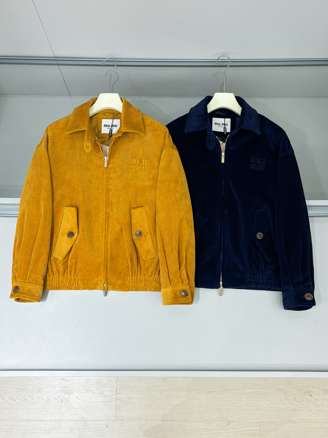 合照细节 FW2025男女同款Miu缪最美灯芯绒翻领夹克外套 logo字母贴布夹克外套 真的是太懂时尚了