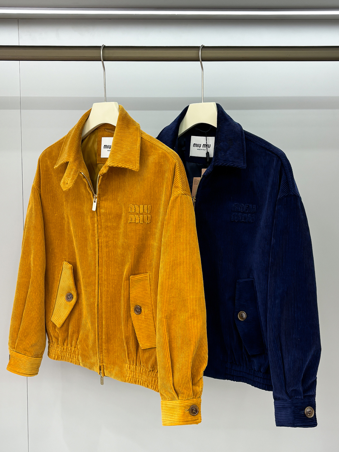 合照细节 FW2025男女同款Miu缪最美灯芯绒翻领夹克外套 logo字母贴布夹克外套 真的是太懂时尚了