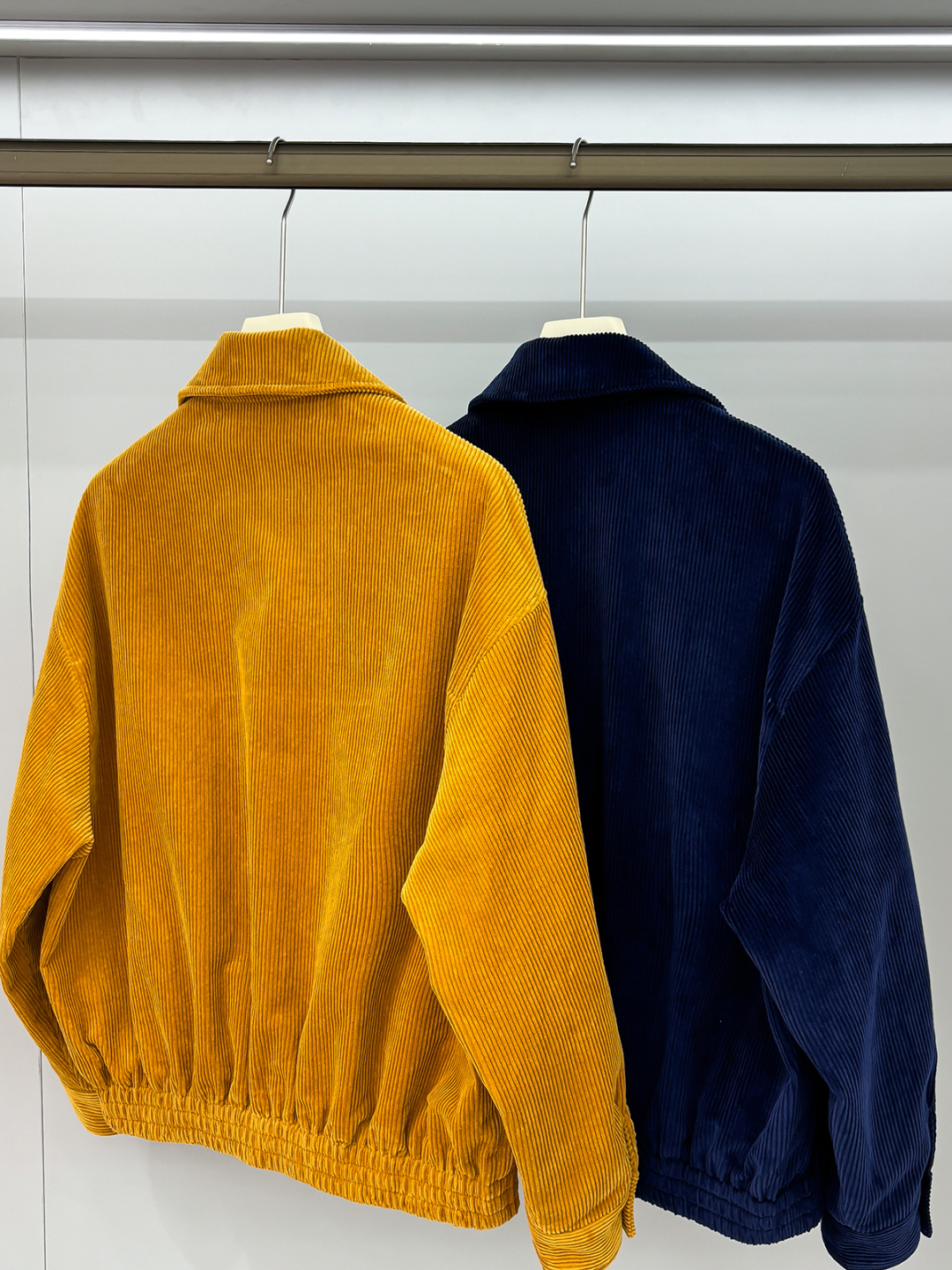 合照细节 FW2025男女同款Miu缪最美灯芯绒翻领夹克外套 logo字母贴布夹克外套 真的是太懂时尚了