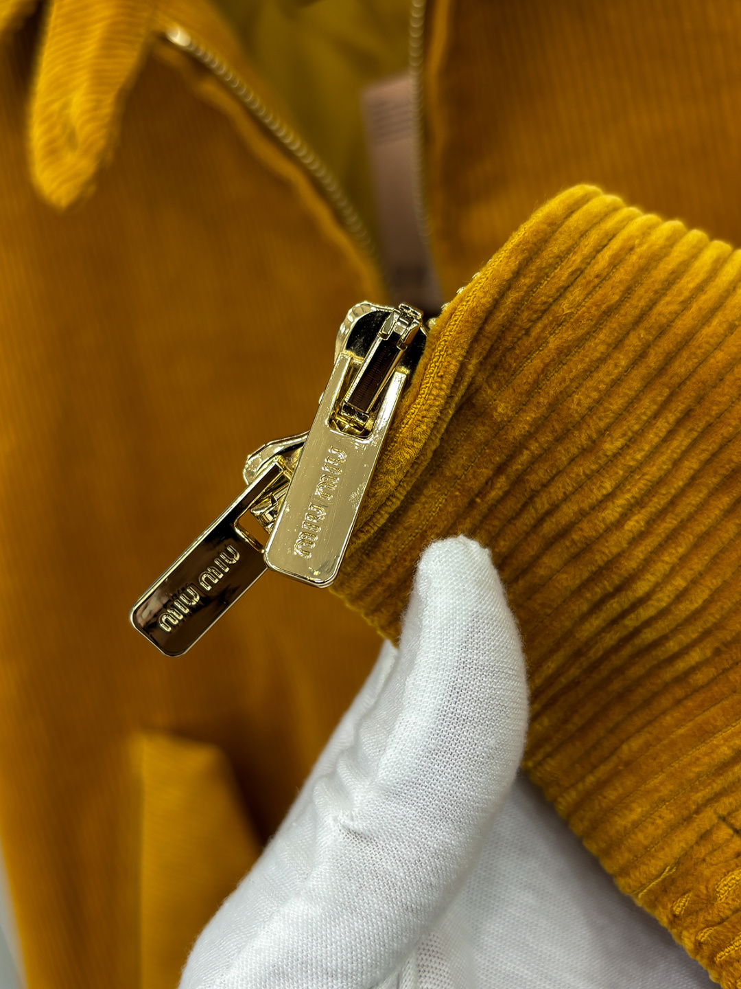 FW2025男女同款Miu缪最美灯芯绒翻领夹克外套 logo字母贴布夹克外套 真的是太懂时尚了#男孩阵营