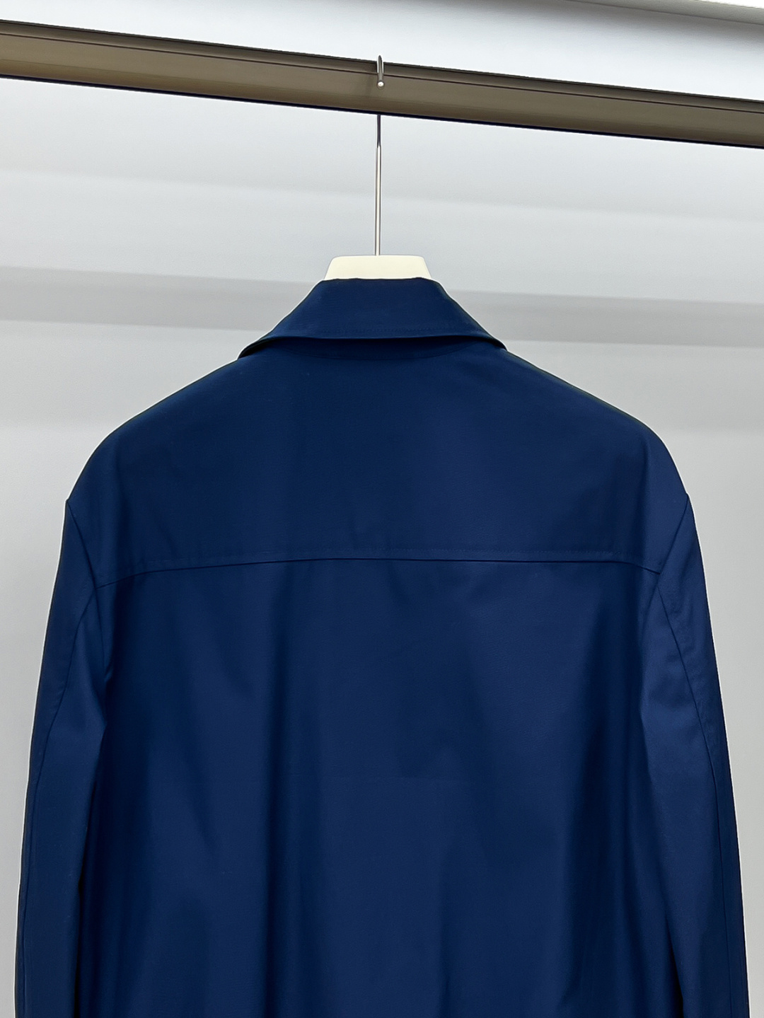 经典与创新的碰撞，Kiton翻领夹克外套Kiton夹克的独特设计和高品质，使穿着者在人群中更加显眼。尤其