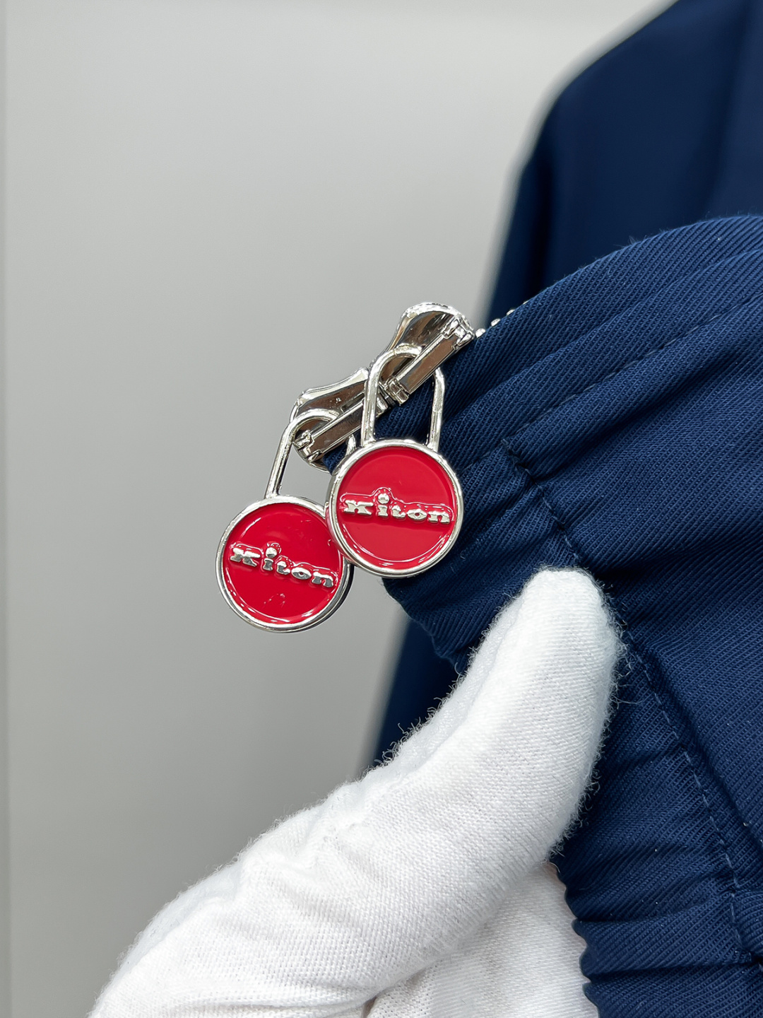 经典与创新的碰撞，Kiton翻领夹克外套Kiton夹克的独特设计和高品质，使穿着者在人群中更加显眼。尤其