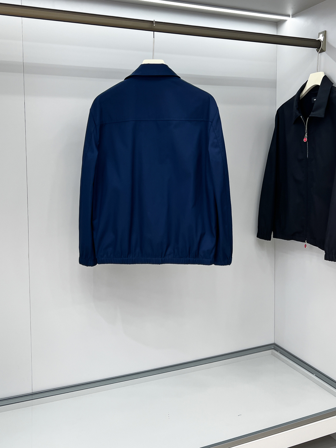 经典与创新的碰撞，Kiton翻领夹克外套Kiton夹克的独特设计和高品质，使穿着者在人群中更加显眼。尤其