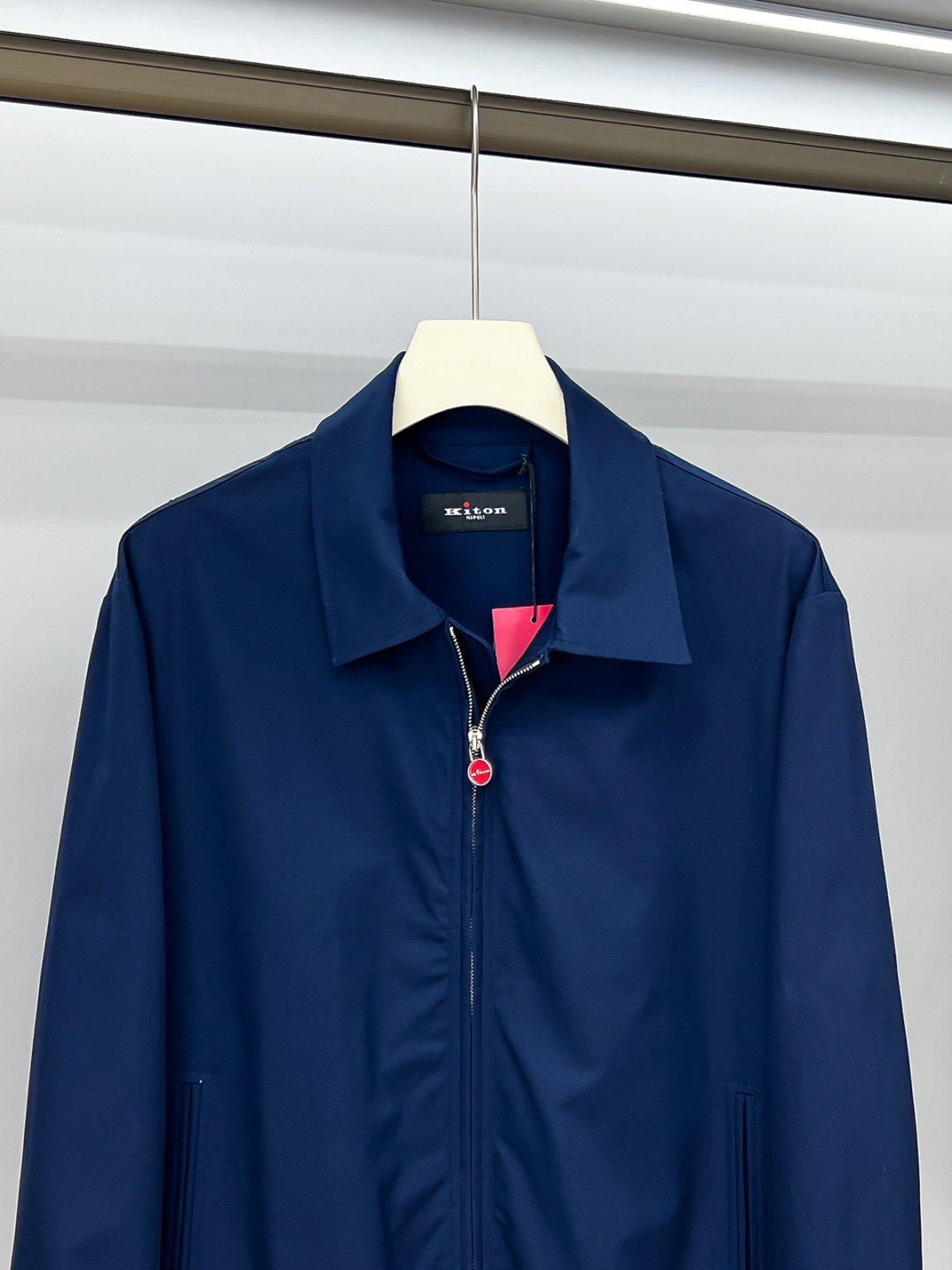 经典与创新的碰撞，Kiton翻领夹克外套Kiton夹克的独特设计和高品质，使穿着者在人群中更加显眼。尤其