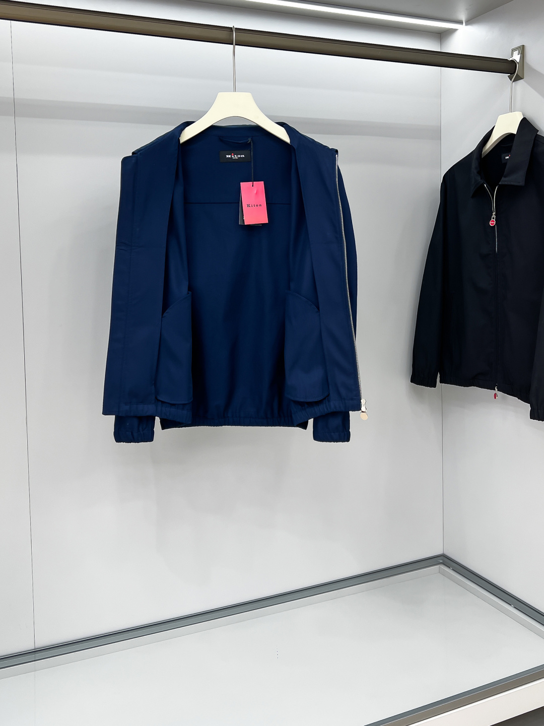 经典与创新的碰撞，Kiton翻领夹克外套Kiton夹克的独特设计和高品质，使穿着者在人群中更加显眼。尤其