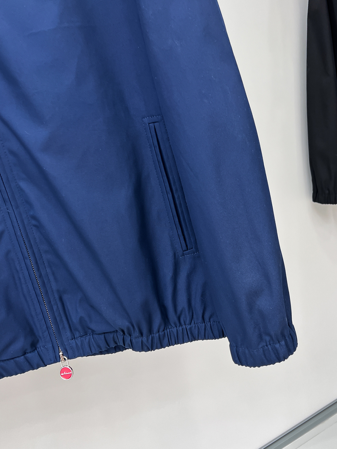 经典与创新的碰撞，Kiton翻领夹克外套Kiton夹克的独特设计和高品质，使穿着者在人群中更加显眼。尤其