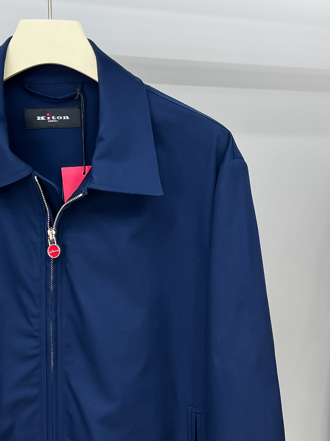 经典与创新的碰撞，Kiton翻领夹克外套Kiton夹克的独特设计和高品质，使穿着者在人群中更加显眼。尤其