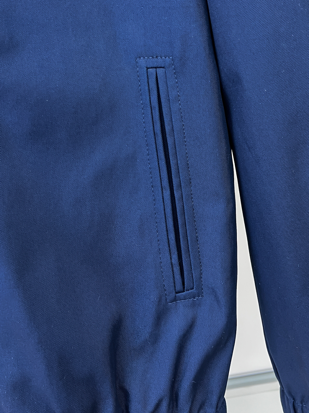 经典与创新的碰撞，Kiton翻领夹克外套Kiton夹克的独特设计和高品质，使穿着者在人群中更加显眼。尤其