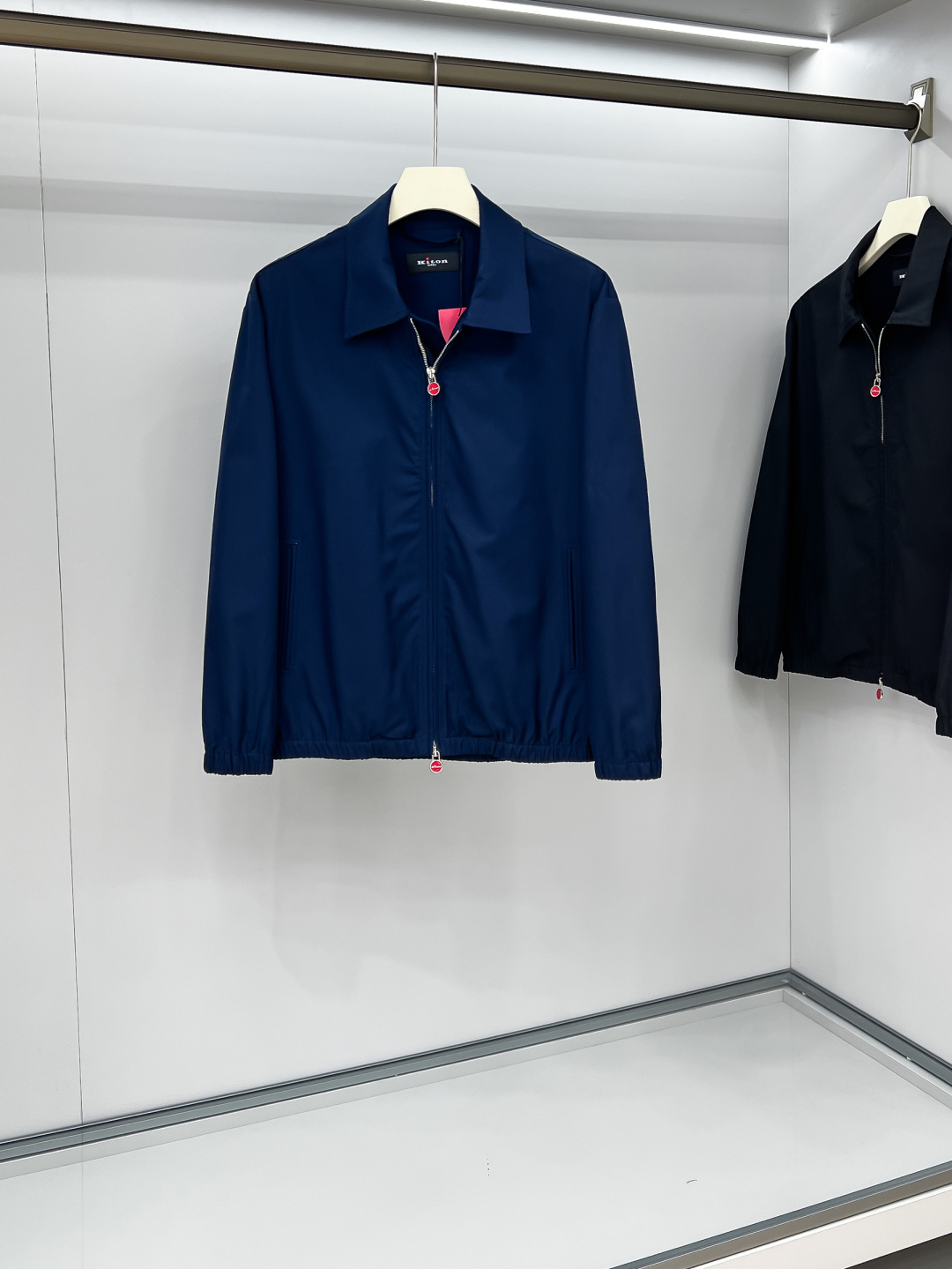 NO:517369,The collision of classic and innovation, the unique design and high quality of Kiton lapel jacket Kiton jacket make the wearer more conspicuous in the crowd. Special attention is paid to tailoring technology, and the three-dimensional and line beauty of this jacket is displayed through precise cutting and detailed wiring, which is fit and natural and atmospheric. In the details, it is unique, customized auxiliary hardware accessories are provided, and the red metal zipper head is really eye-catching, and the cuffs are elastically tightened to keep warm. The collar adopts a lapel design, which is both in line with fashion trends and can effectively prevent wind. The classic design of Kiton jacket is simple and elegant, retaining the classic elements of the windbreaker and incorporating fashion elements, making the jacket more fashionable and versatile. Two colors are available to meet the matching needs of different clothing.  It has both classic eternal charm and modern fashion atmosphere. Whether it is a solemn business occasion or a relaxed leisure time, the Kiton jacket can show the wearer's elegant temperament and unique taste. S-2XL, Jackets & coats, Jackets & coats, alexander wang19860909经典与创新的碰撞,Kiton翻领夹克外套Kiton夹克的独特设计和高品质,使穿着者在人群中更加显眼. 尤其注重剪裁工艺,通过精准的裁剪和细致的走线,展现出这款夹克的立体感和线条美,穿着合身且自然大气. 在细节处理上独具匠心,客供订制辅料五金配件,红色金属拉链头着实醒目亮眼,袖口采用弹力收紧设计,可以更好地保暖；领口采用翻领设计,既符合时尚潮流,又能有效防风； 经典设计Kiton的夹克设计简约而不失优雅,既保留了风衣的经典元素,又融入了时尚元素,使夹克更加时尚百搭. 提供2种颜色的选择,以满足不同服饰的搭配需求. 既有经典的永恒魅力,又不失现代的时尚气息.无论是庄重的商务场合,还是轻松的休闲时光,Kiton夹克都能展现出穿着者的优雅气质和独特品味. 码数S-2XL,,jackets & coats,jackets & coats,alexander wang,Men's clothing