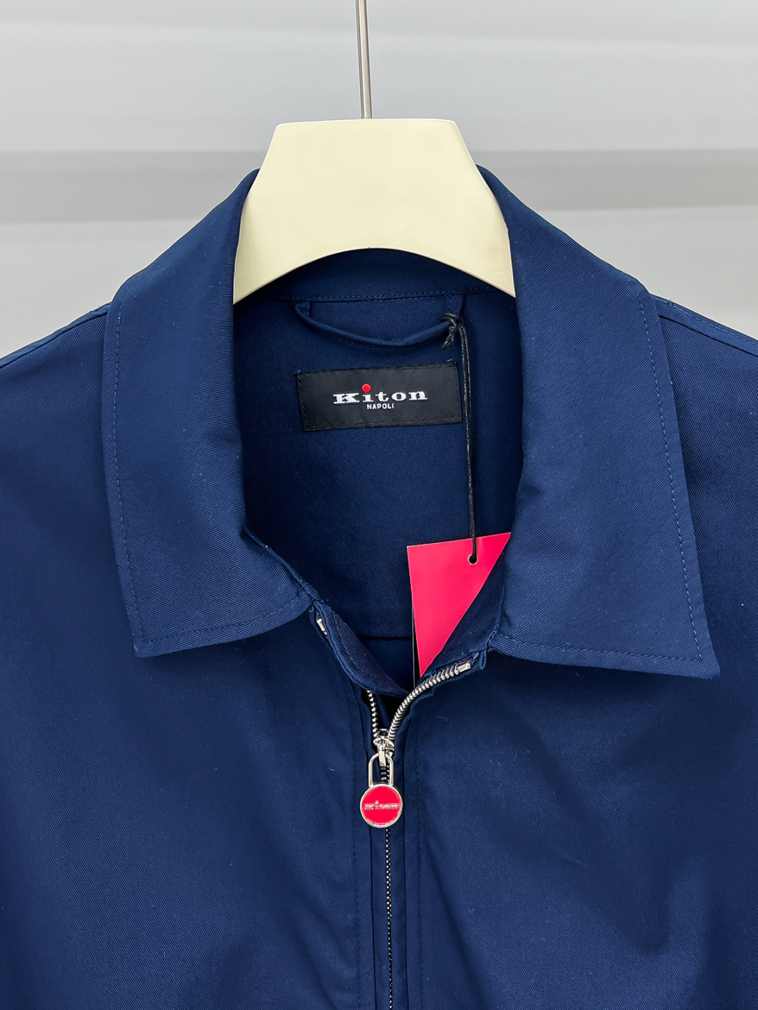 经典与创新的碰撞，Kiton翻领夹克外套Kiton夹克的独特设计和高品质，使穿着者在人群中更加显眼。尤其