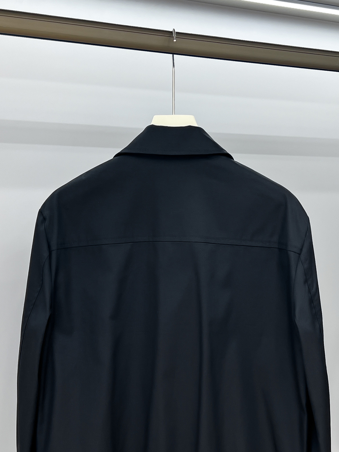 经典与创新的碰撞，Kiton翻领夹克外套Kiton夹克的独特设计和高品质，使穿着者在人群中更加显眼。尤其