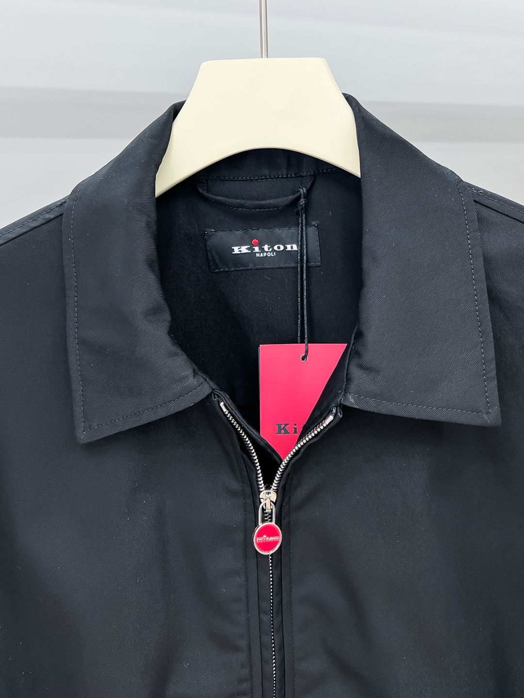 经典与创新的碰撞，Kiton翻领夹克外套Kiton夹克的独特设计和高品质，使穿着者在人群中更加显眼。尤其